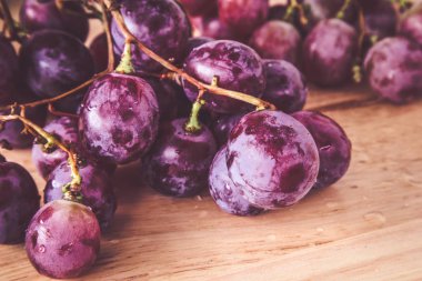 filtre etkisi retro vintage tarzı ile ahşap üzerine üzüm