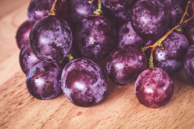 filtre etkisi retro vintage tarzı ile ahşap üzerine üzüm