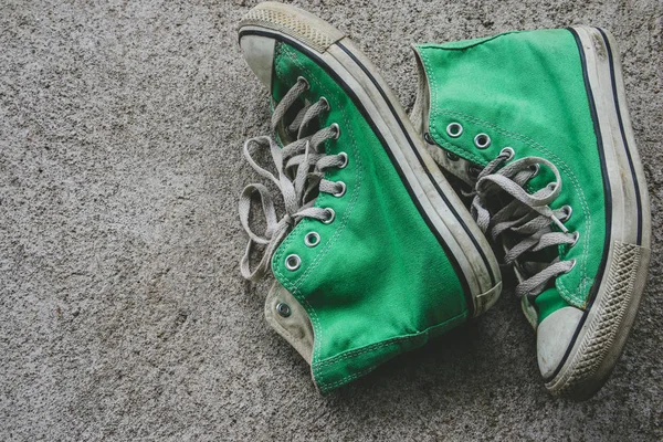 yeşil ayakkabı, spor ayakkabı filtre etkisi retro vintage tarzı ile