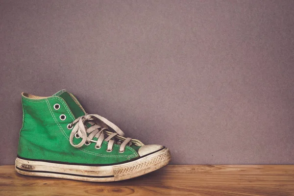 yeşil ayakkabı, spor ayakkabı filtre etkisi retro vintage tarzı ile