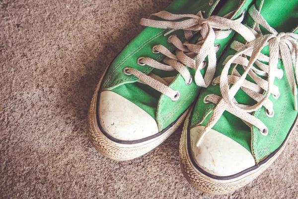 yeşil ayakkabı, spor ayakkabı filtre etkisi retro vintage tarzı ile