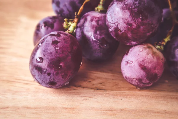 filtre etkisi retro vintage tarzı ile ahşap üzerine üzüm