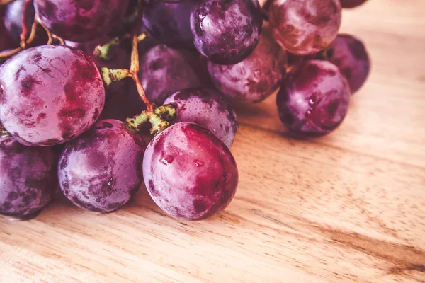 filtre etkisi retro vintage tarzı ile ahşap üzerine üzüm