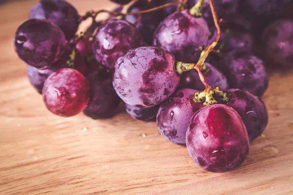 filtre etkisi retro vintage tarzı ile ahşap üzerine üzüm