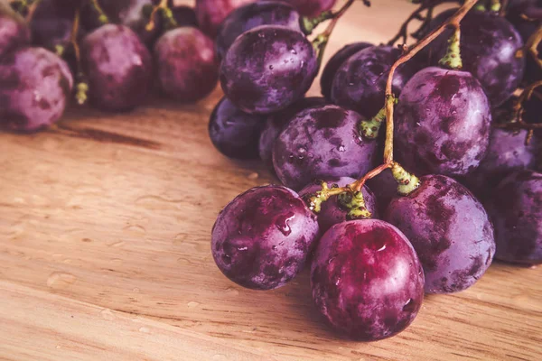 filtre etkisi retro vintage tarzı ile ahşap üzerine üzüm