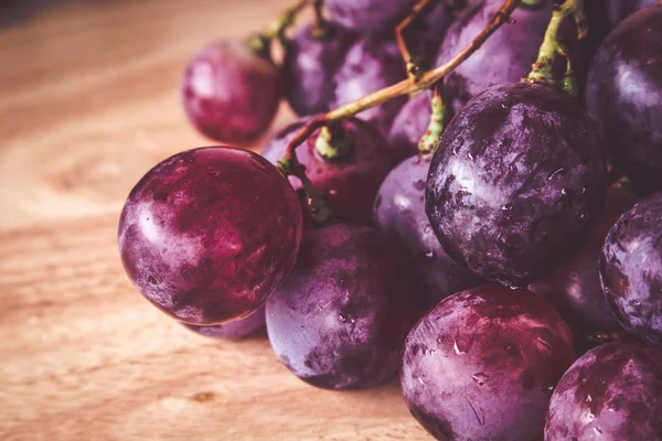 filtre etkisi retro vintage tarzı ile ahşap üzerine üzüm