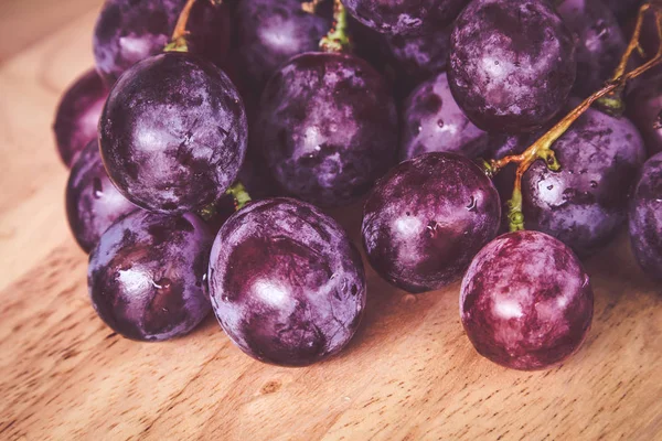 filtre etkisi retro vintage tarzı ile ahşap üzerine üzüm