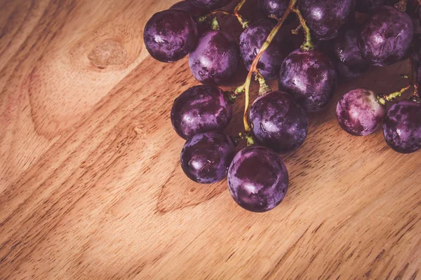 filtre etkisi retro vintage tarzı ile ahşap üzerine üzüm