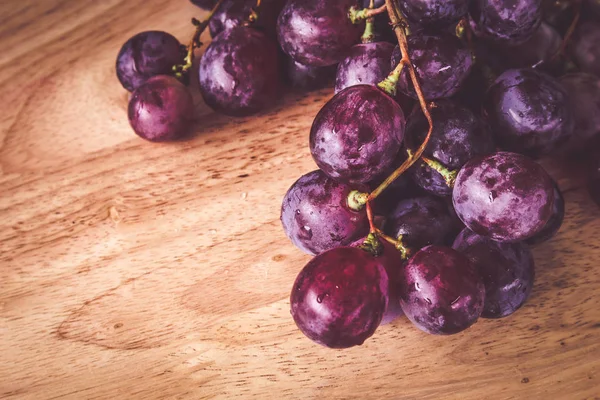 filtre etkisi retro vintage tarzı ile ahşap üzerine üzüm