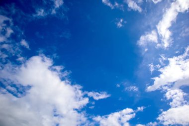 Mavi gökyüzü arka plan üzerinde soyut doğal bulut