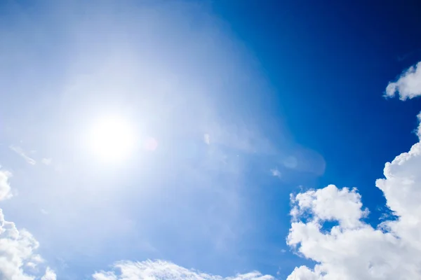 Sol Nube Sobre Fondo Azul Del Cielo —  Fotos de Stock