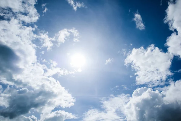 Matahari Dan Awan Latar Belakang Langit Biru — Stok Foto
