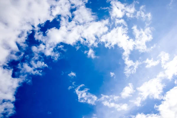 青い空を背景に抽象的な自然雲 — ストック写真