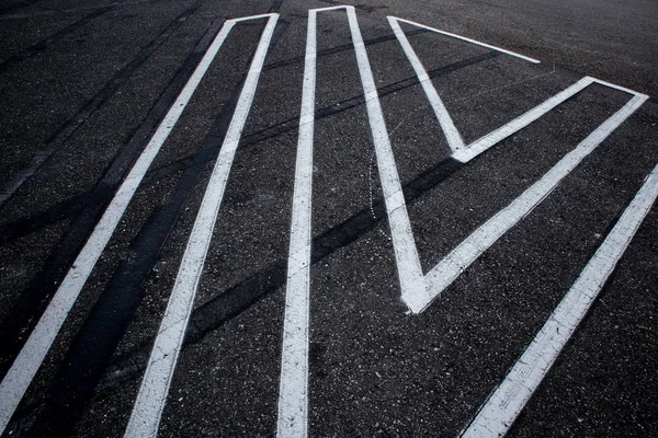 抽象的な背景の線と道路のアスファルト表面 — ストック写真