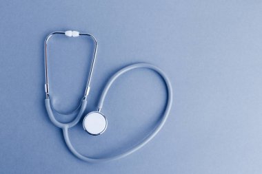 Stetoskop ilaçlar arka plan da dahil olmak üzere tıbbi aletleri en iyi görünüm düz yatıyordu