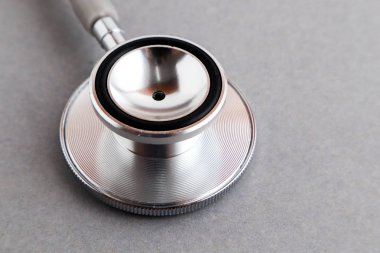 Stetoskop ilaçlar arka plan da dahil olmak üzere tıbbi aletleri en iyi görünüm düz yatıyordu