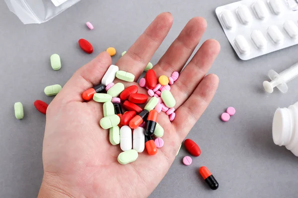 Många Färgade Piller Hand Medicinska Begrepp — Stockfoto