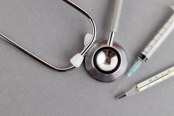 Medische Apparatuur Waaronder Stethoscoop Spuit Geneesmiddelen Achtergrond Leggen Bovenaanzicht Plat — Stockfoto