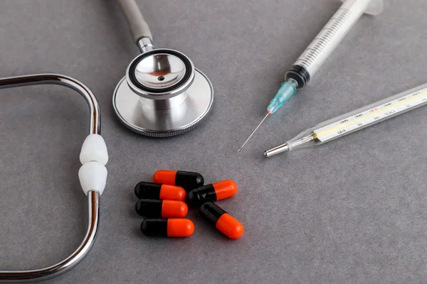 Medische Apparatuur Waaronder Stethoscoop Spuit Drug Geneesmiddelen Achtergrond Leggen Bovenaanzicht — Stockfoto