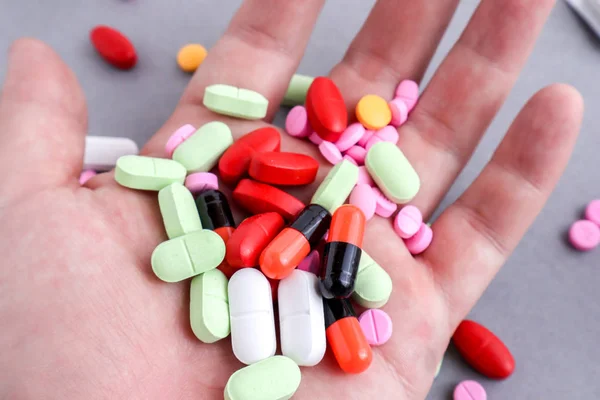 Muitas Pílulas Coloridas Mão Conceito Médico — Fotografia de Stock