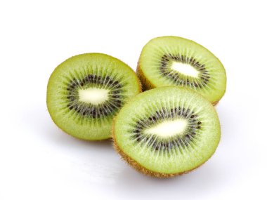 Beyaz arkaplanda izole kivi meyvesi dilimler