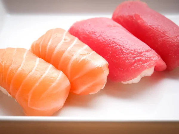 Japansk Mat Lax Och Tonfisk Sushi Läckra — Stockfoto