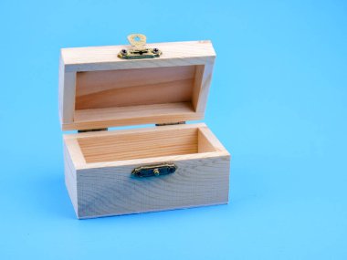 Mavi arka plan üzerinde boş ahşap kare kutu