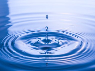 damla su mavi zemin üzerine kapatın