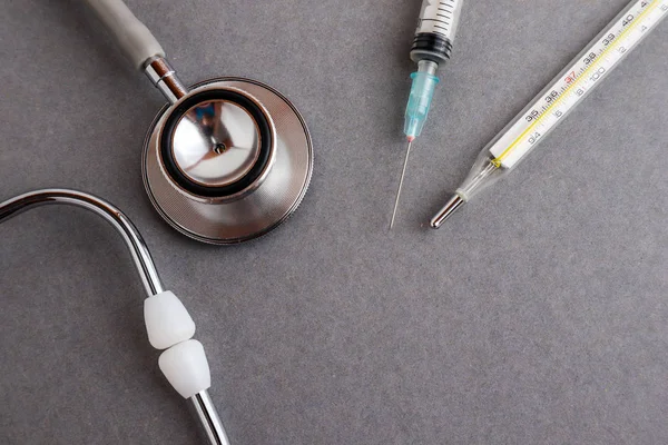 Medische Apparatuur Waaronder Stethoscoop Spuit Geneesmiddelen Achtergrond Leggen Bovenaanzicht Plat — Stockfoto