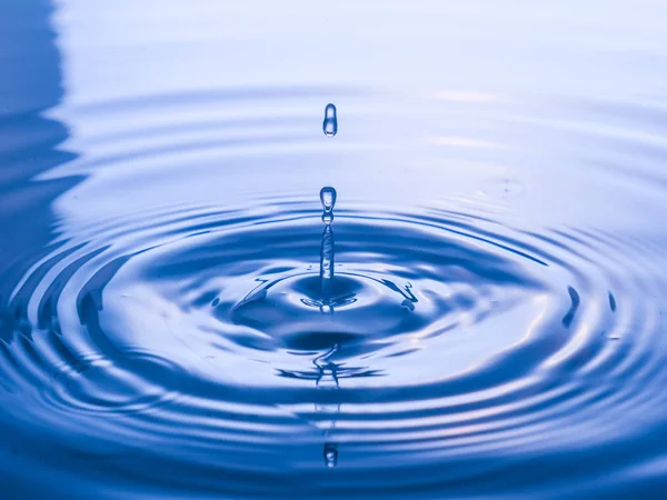 Закрыть Каплю Воды Синем Фоне — стоковое фото