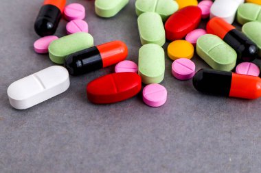 Uyuşturucu ilaçlar arka plan da dahil olmak üzere tıbbi aletleri en iyi görünüm düz yatıyordu