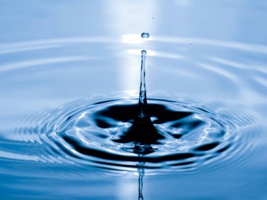 damla su mavi zemin üzerine kapatın