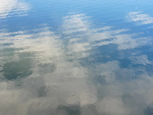 抽象的水反射纹理背景 — 图库照片