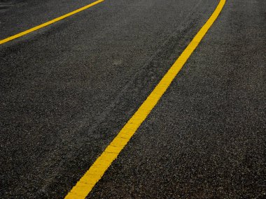 Yol çizgileri arka plan ile asfalt yüzeyi