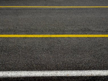 Yol çizgileri arka plan ile asfalt yüzeyi