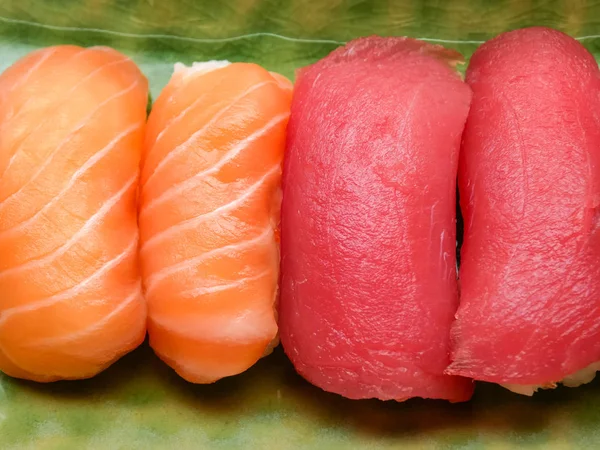 Japansk Mat Lax Och Tonfisk Sushi Läckra — Stockfoto