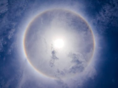 Güneş halo fenomen üzerinde mavi gökyüzü