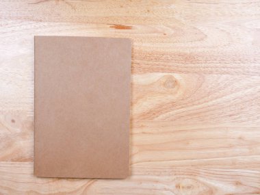Geri dönüşümlü kağıt kitap ahşap arka plan üzerinde