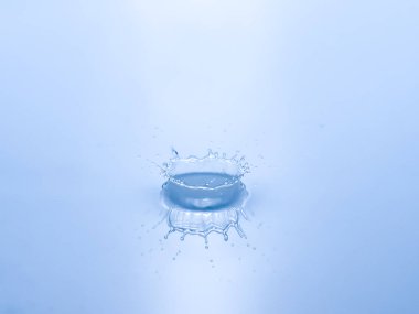 damla su mavi zemin üzerine kapatın