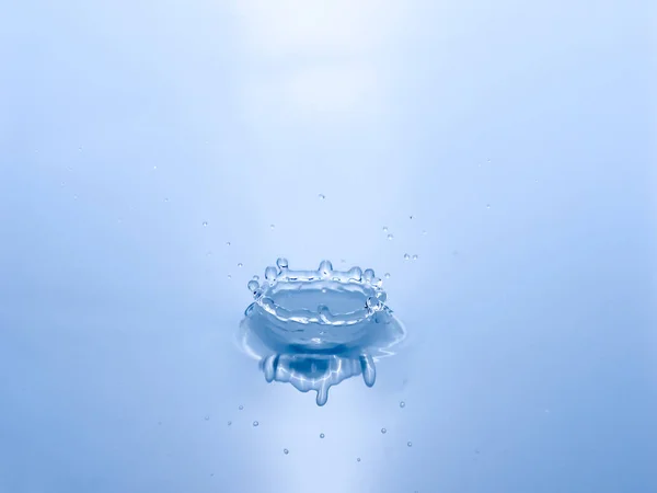 Detailní Záběr Kapku Vody Modrém Pozadí — Stock fotografie