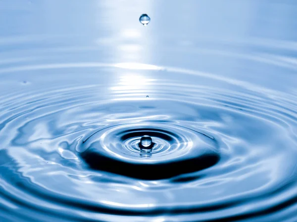 Close Van Druppel Water Blauwe Achtergrond — Stockfoto