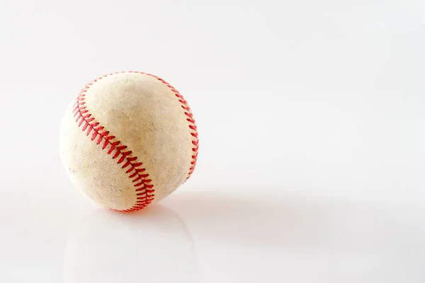 Sport Uitrusting Oude Honkbal Witte Achtergrond — Stockfoto