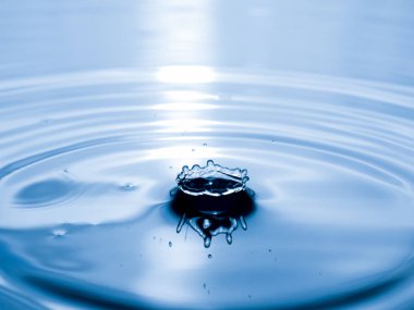 damla su mavi zemin üzerine kapatın