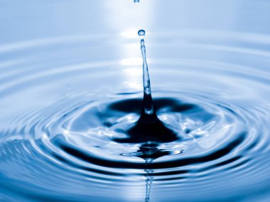 damla su mavi zemin üzerine kapatın