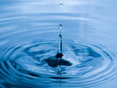 damla su mavi zemin üzerine kapatın