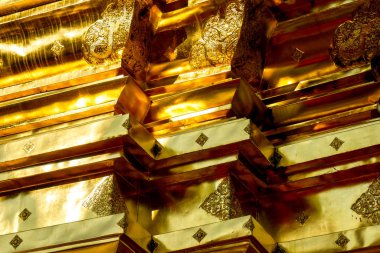 Duvardaki Tayland yerlilerinin altın kaplama tasarımı.