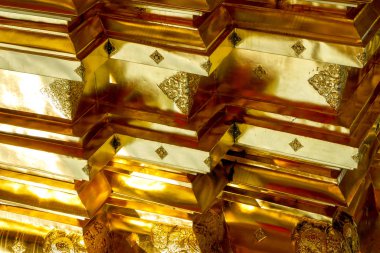 Duvardaki Tayland yerlilerinin altın kaplama tasarımı.