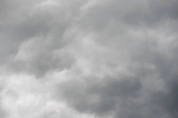 Nuvole Grigie Pesanti Nel Cielo Prima Della Pioggia Immagine — Foto Stock