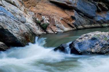 kayaların üzerinden akan dere