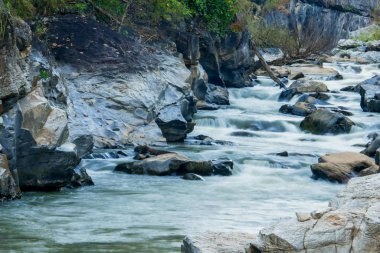 kayaların üzerinden akan dere